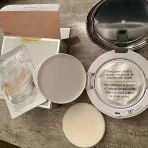 It Cosmetics Confidence in a Compact - Medium